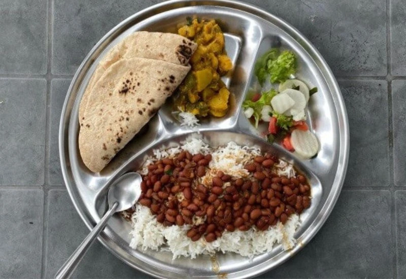 Traditional sattvic thali served at Atharv Yogshala