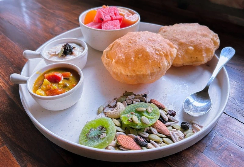 Fresh organic fruit salad served at Atharv Yogshala Rishikesh