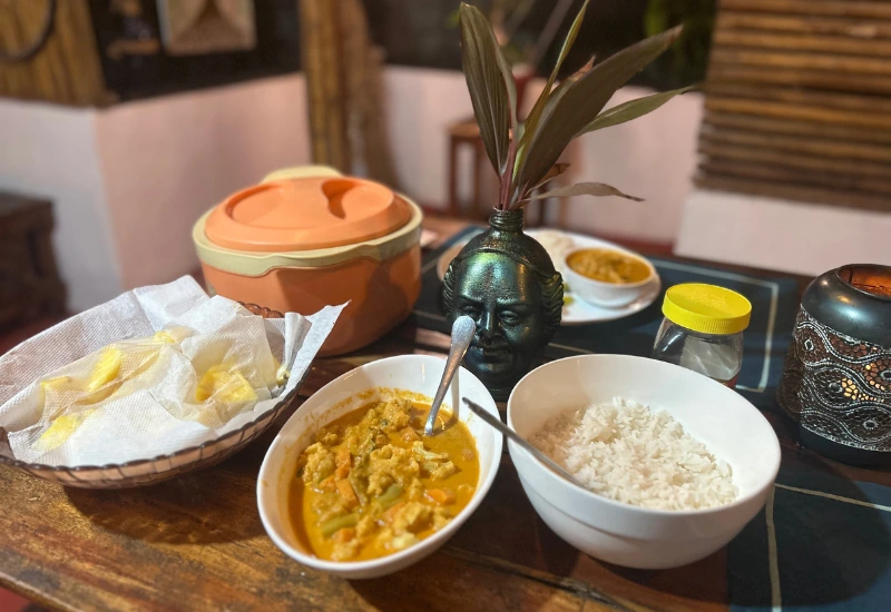 Ayurvedische Sattvic-Mahlzeit bei Atharv Yogshala Kerala