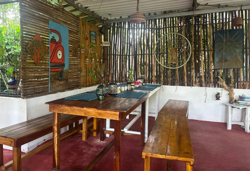 Speisesaal mit vegetarischen Mahlzeiten bei Atharv Yogashala Kerala