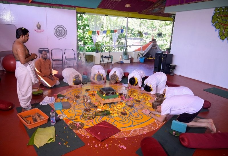 Pooja-Zeremonie im Yoga-Hall